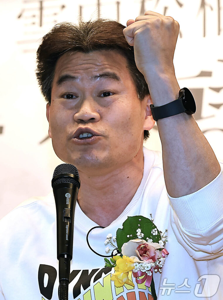 전한길 “증거 누락·수갑 착용 부당” 경찰 고소한 이유 전한길 (1)